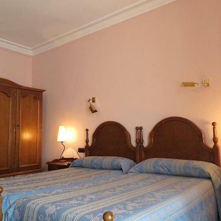 Hostal Esmeralda Комильяс Экстерьер фото